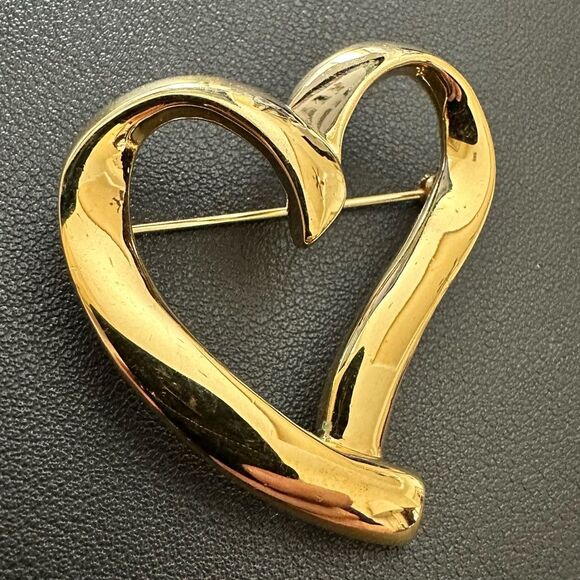 Trifari Gold Tone Heart Brooch Pin - Picture 1 of 6